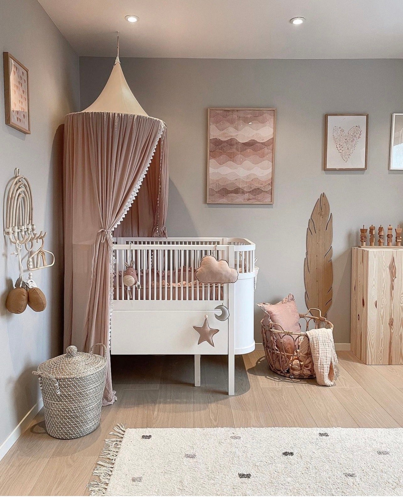 Sengehimmel i Magnolia – Elegant Design til Børneværelset